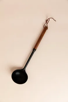 מצקת סיליקון לבישול עם ידית עץ פרימיום